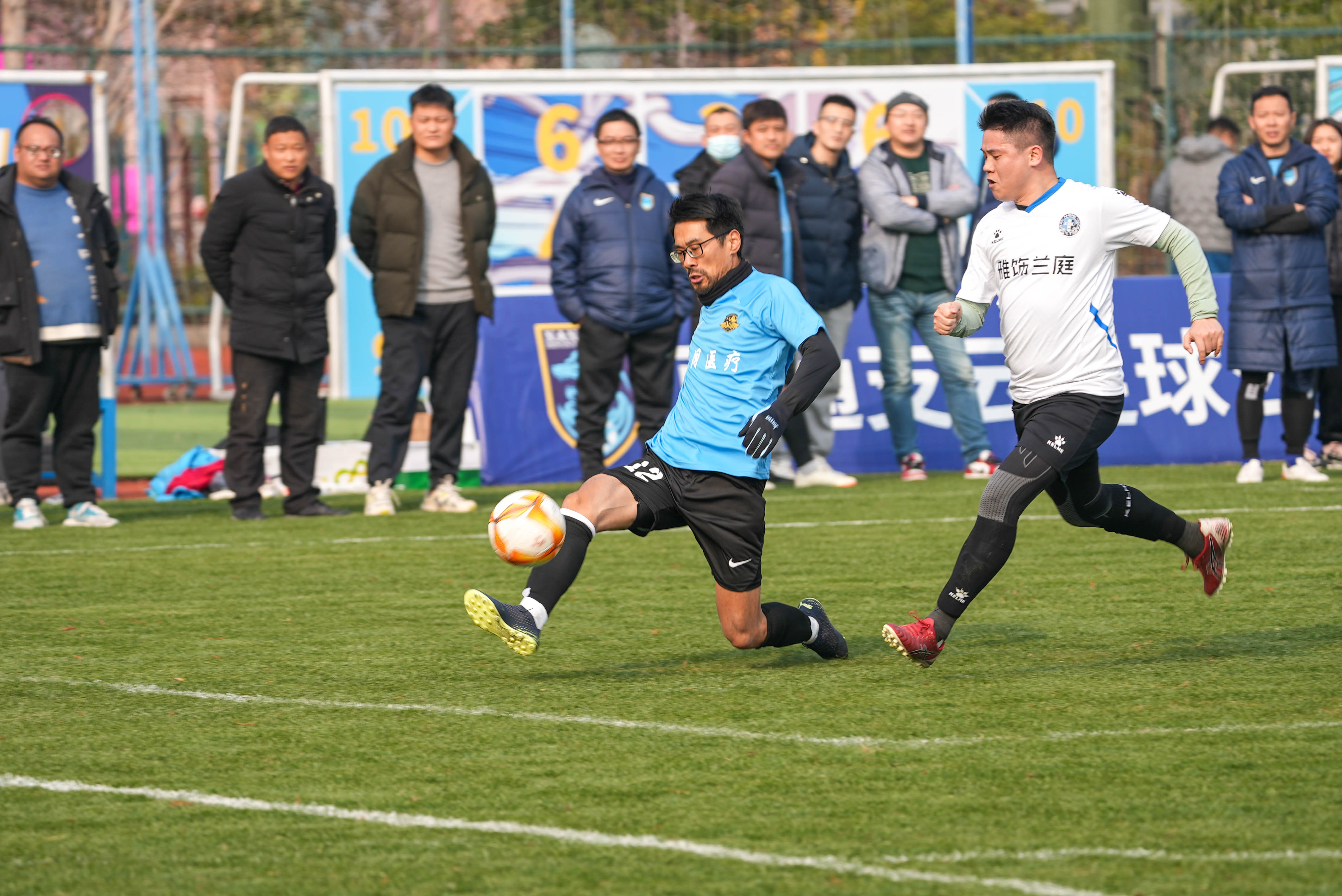 精彩纷呈的比赛让球迷沉浸其中，期待下一场较量