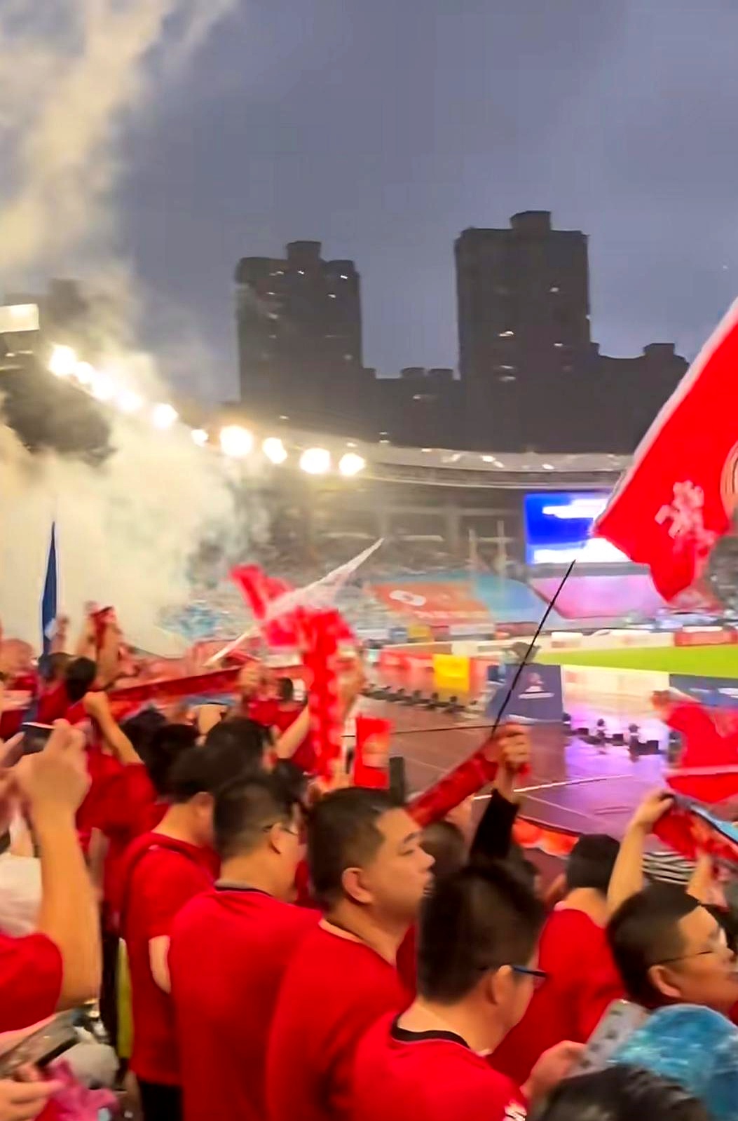 爱游戏tv-顶尖球队齐聚赛场，争夺胜利无比激烈的简单介绍