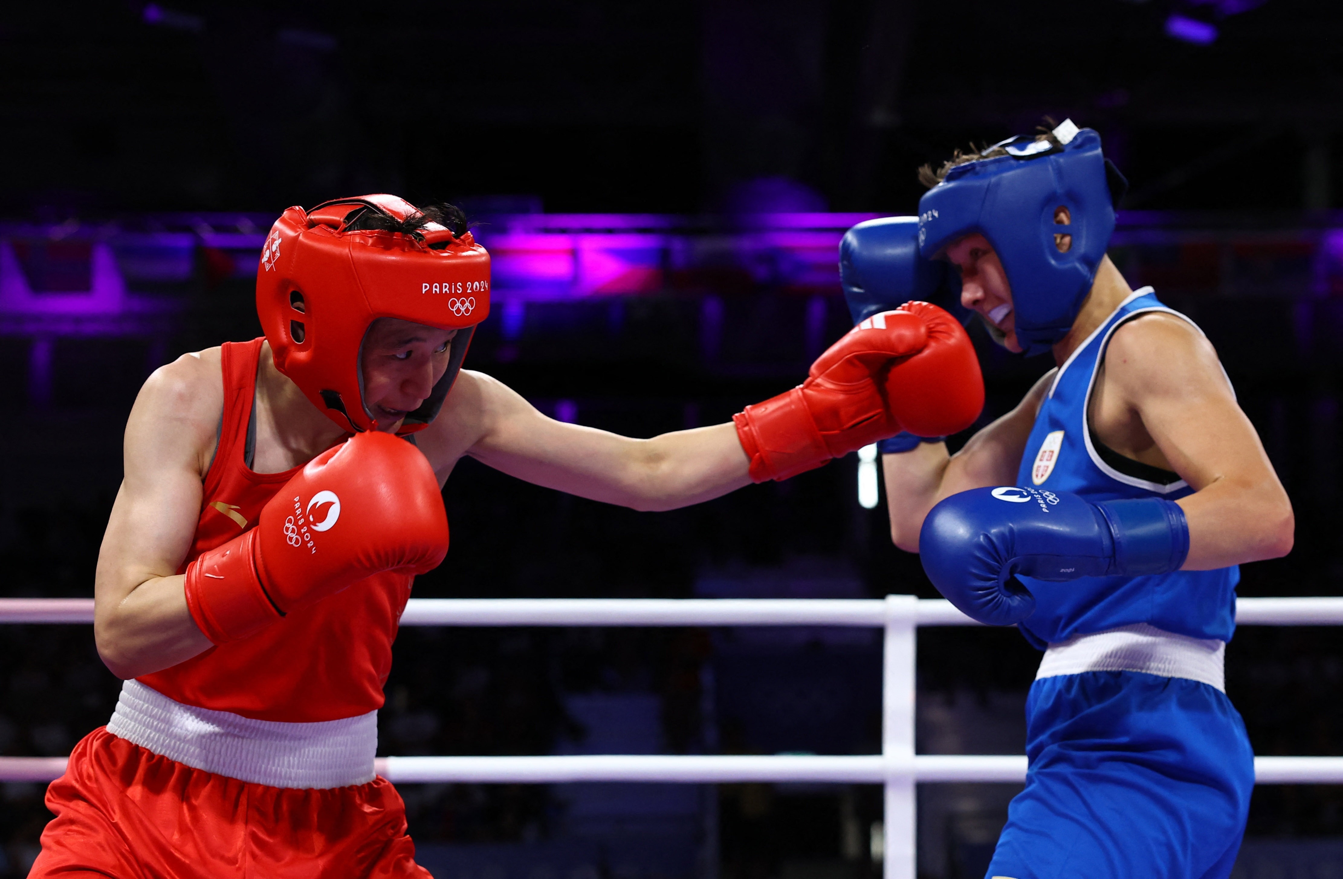 俄罗斯拳击选手飒爽英姿，力压对手轻松过关