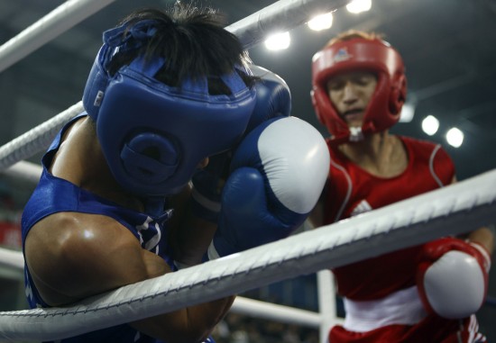 俄罗斯拳击选手飒爽英姿，力压对手轻松过关