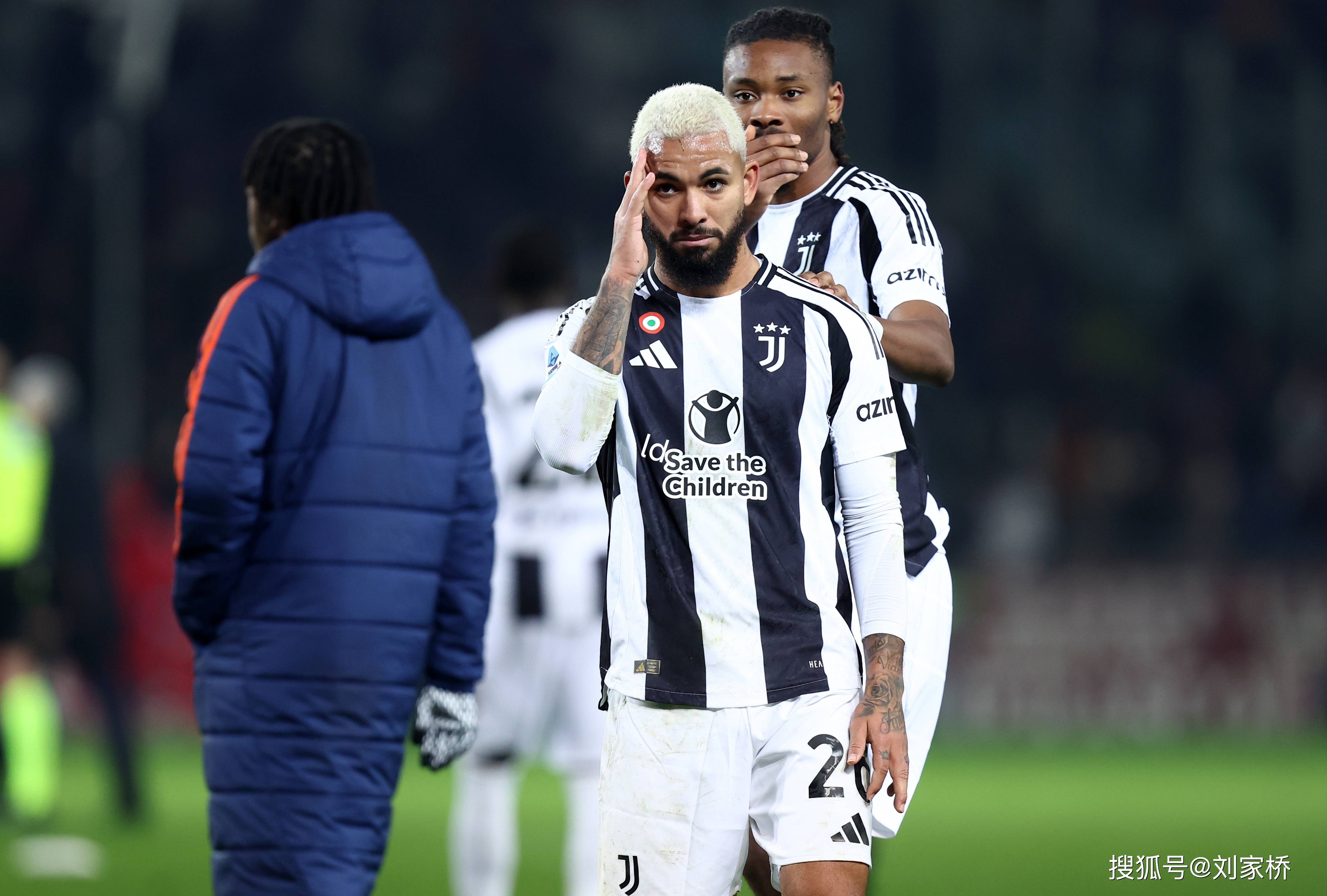 包含尤文图斯后卫遭受伤病困扰，球队面临防线问题的词条