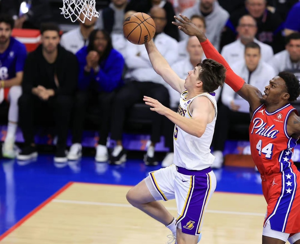 雄鹿队场面火爆，球迷奉献热烈掌声