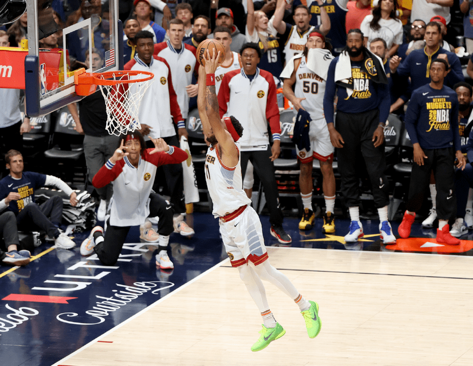 雄鹿队场面火爆，球迷奉献热烈掌声