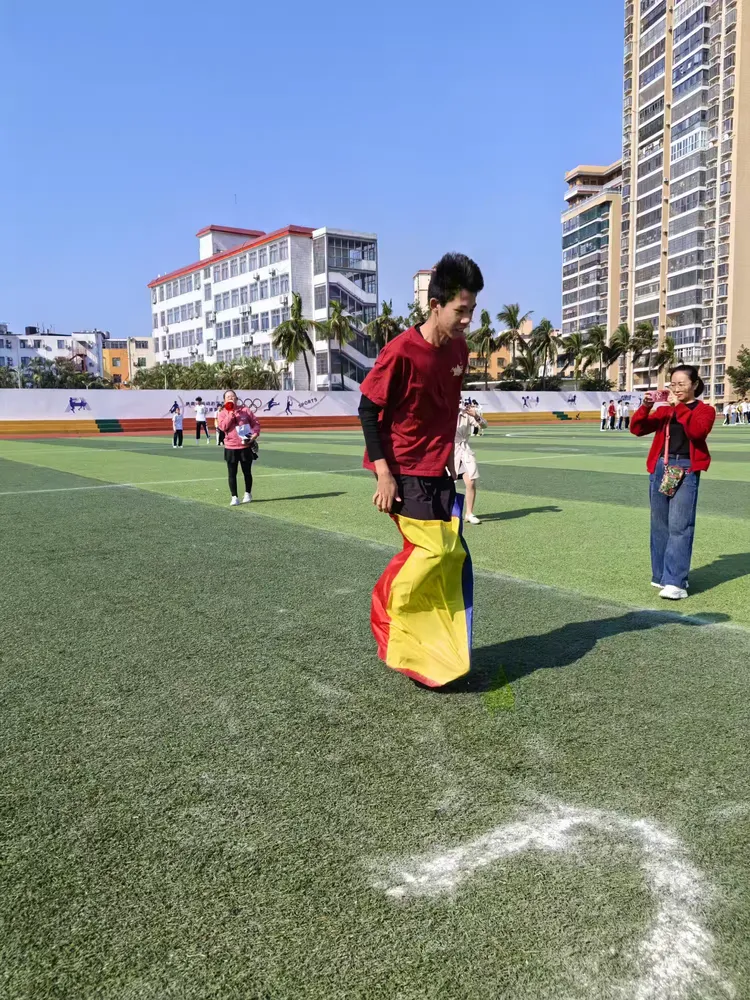 队员们备战决赛，训练场上汗水与梦想同在