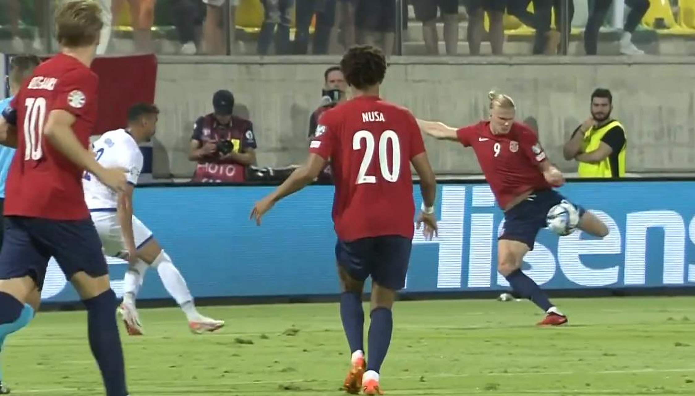 挪威主教练提点球员，欢迎欧预赛更多精彩比赛