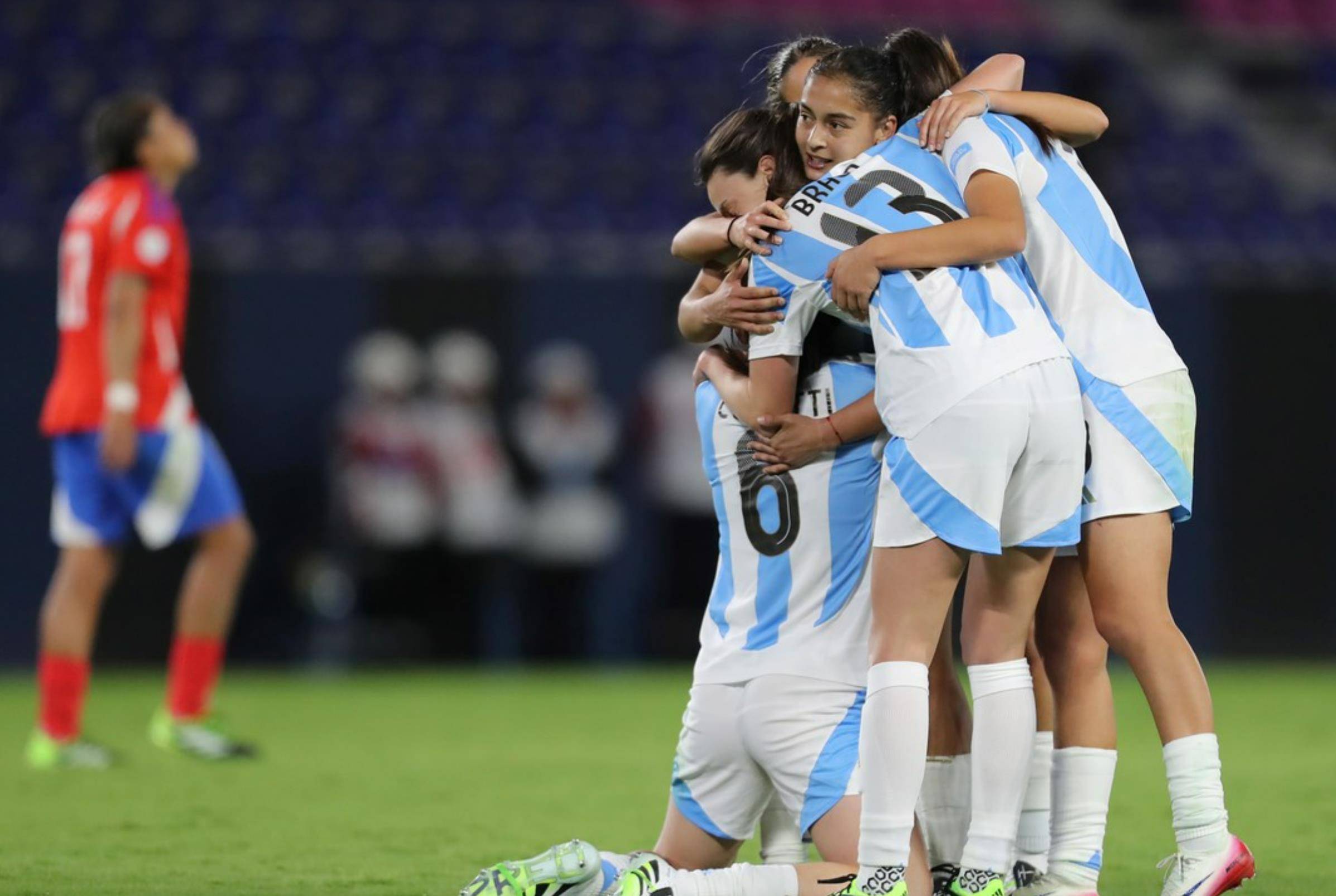 关于阿根廷女足队员势不可挡，赛场上获得胜利的信息