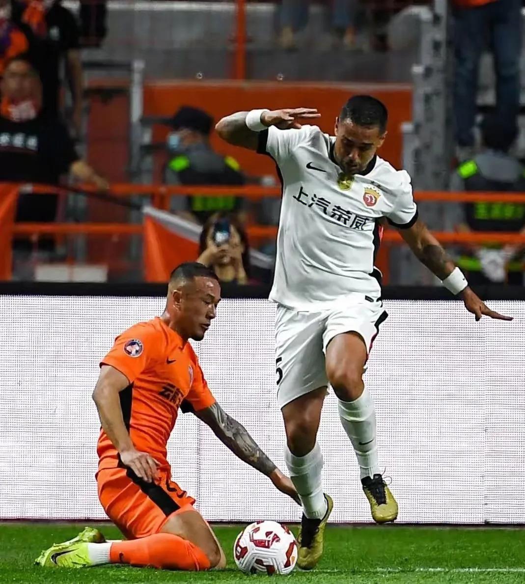 球员战术对决丝毫不落后,足球比赛再掀高潮的简单介绍 球员战术对决丝毫不落后,足球比赛再掀高潮的简单介绍