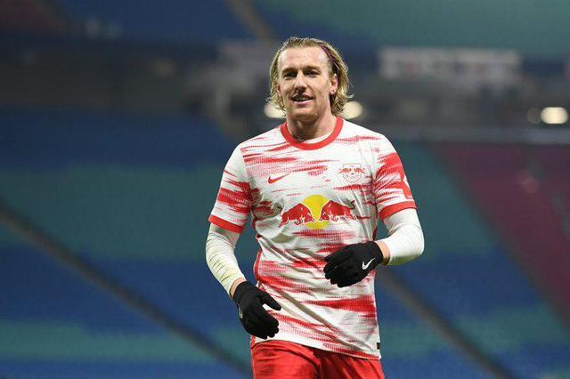 郑智在沙尔克表现低迷，遭到球迷批评的简单介绍