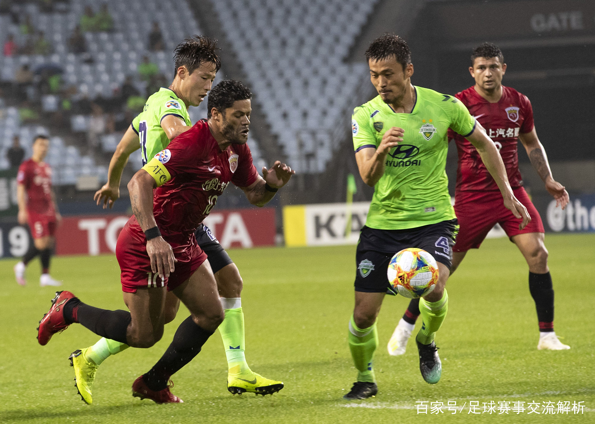 郑智在沙尔克表现低迷，遭到球迷批评的简单介绍