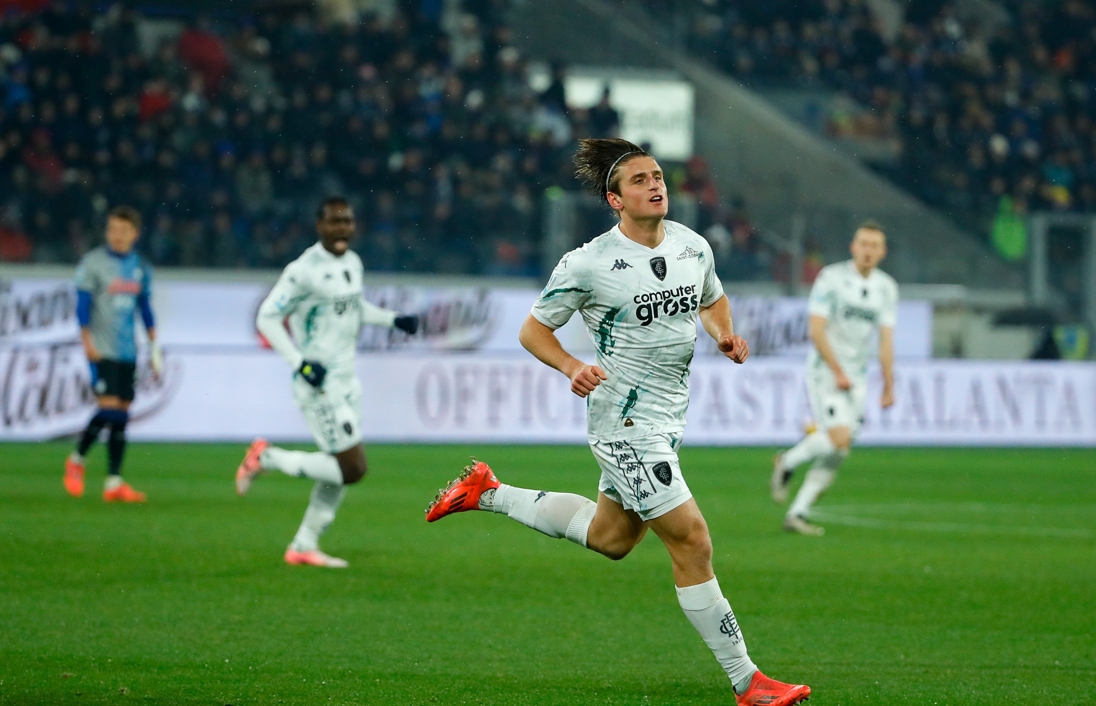 意甲球员备战新季，悉心磨砺冲击夺冠