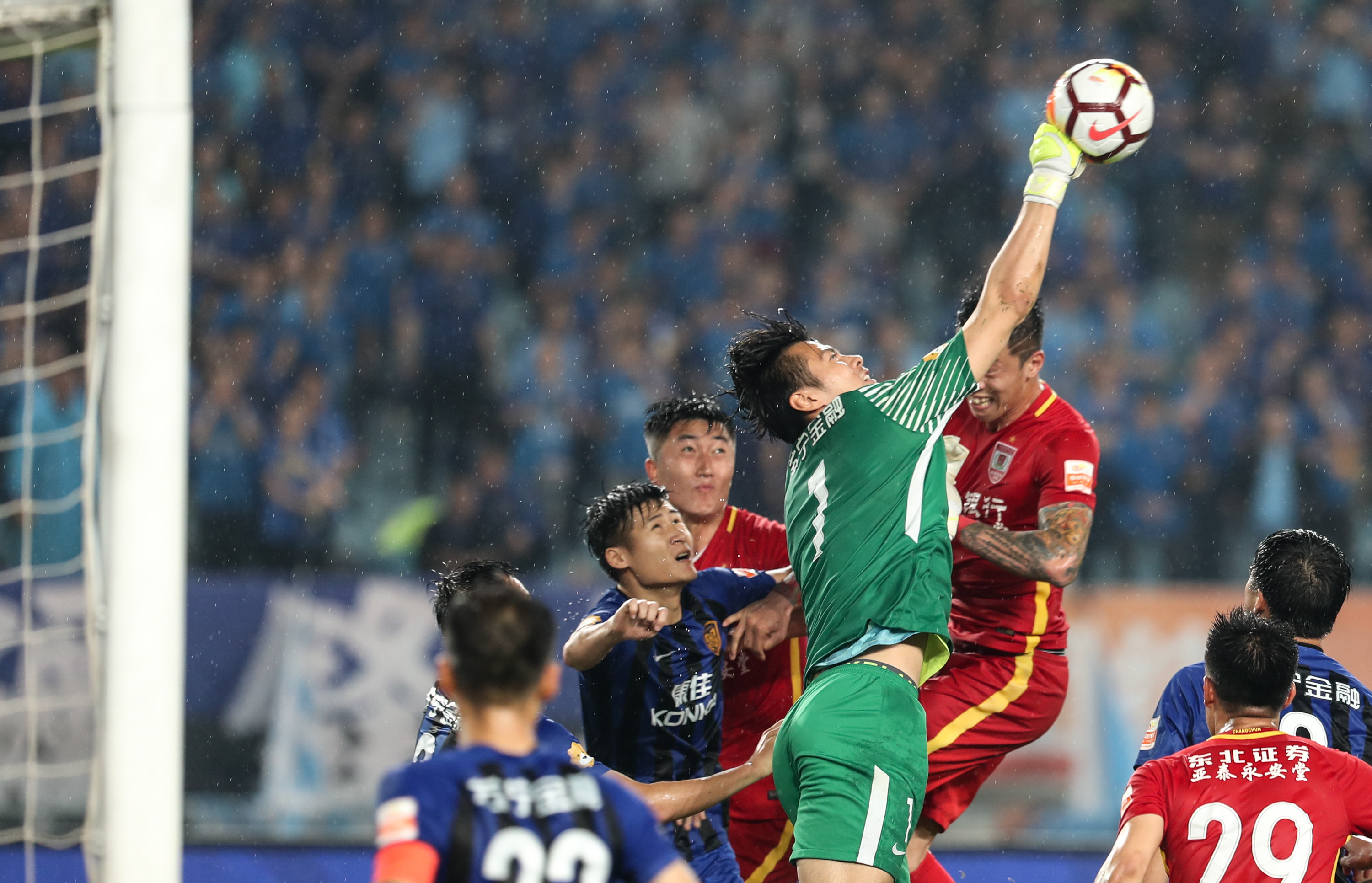 江苏苏宁在客场力克对手,跻身前列的简单介绍 江苏苏宁在客场力克对手,跻身前列的简单介绍