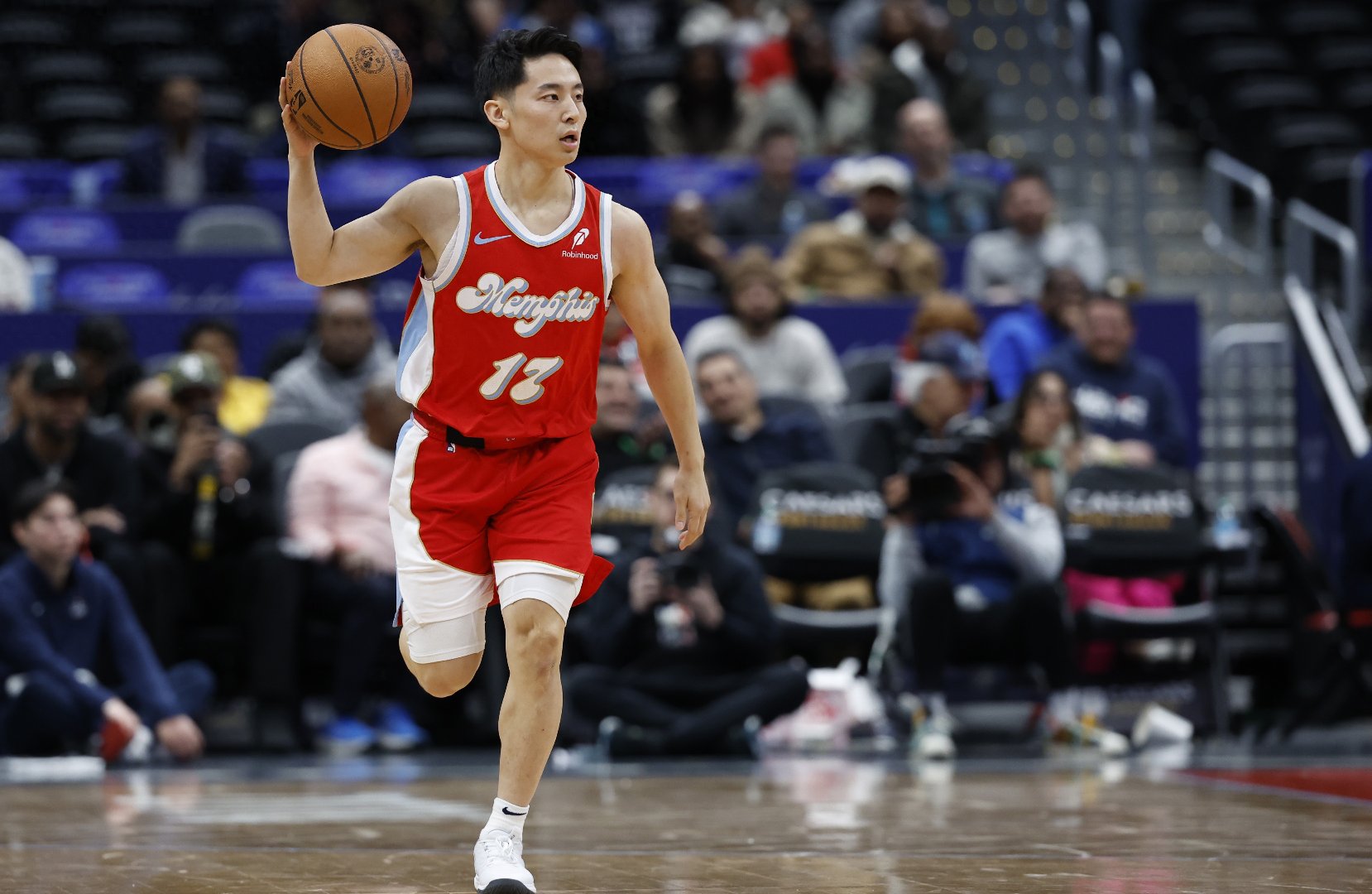 爱游戏体育-灰熊队客场力夺两连胜，新赛季前景一片光明