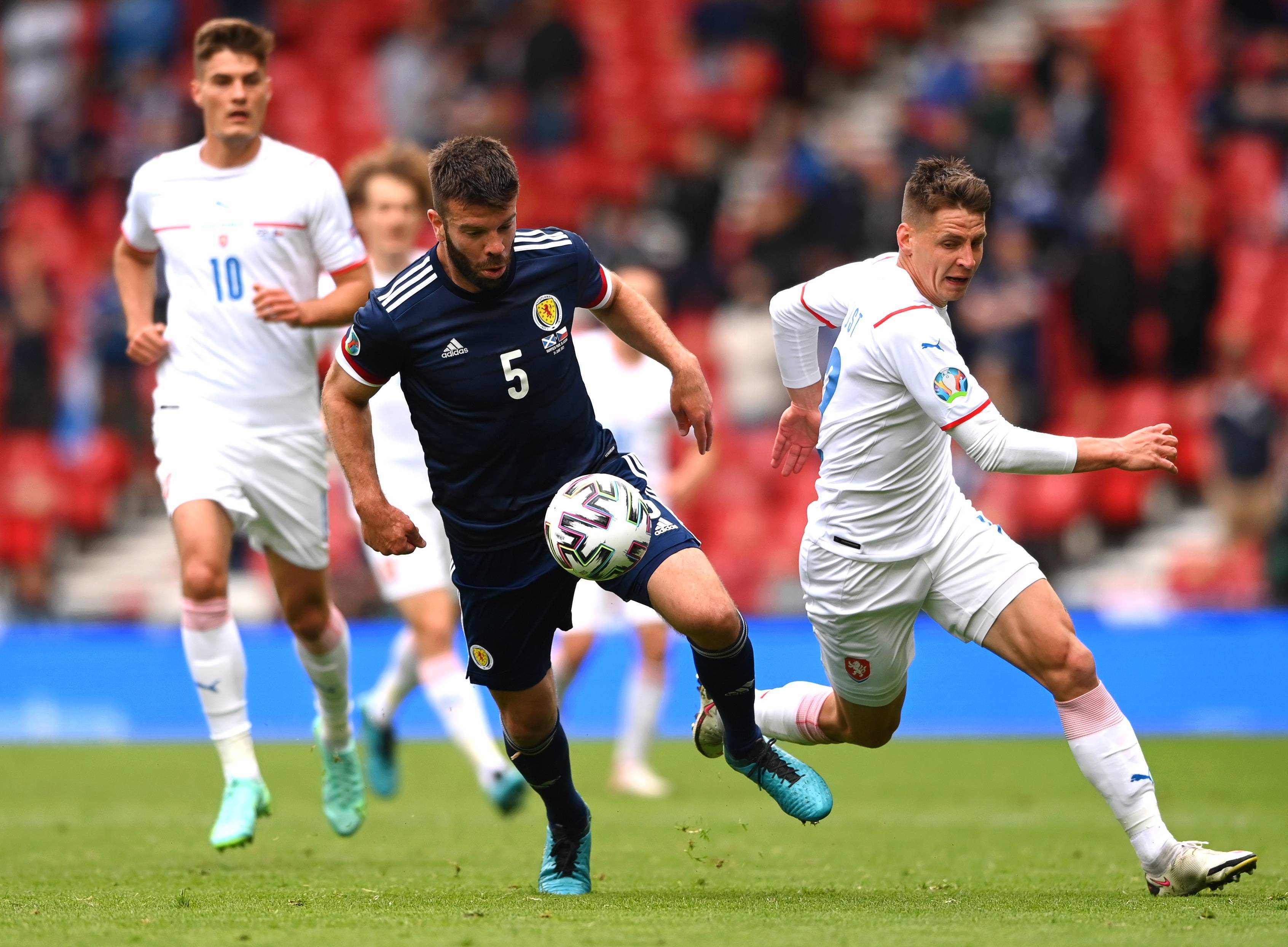 精彩的足球比赛伴随着激动人心的一幕