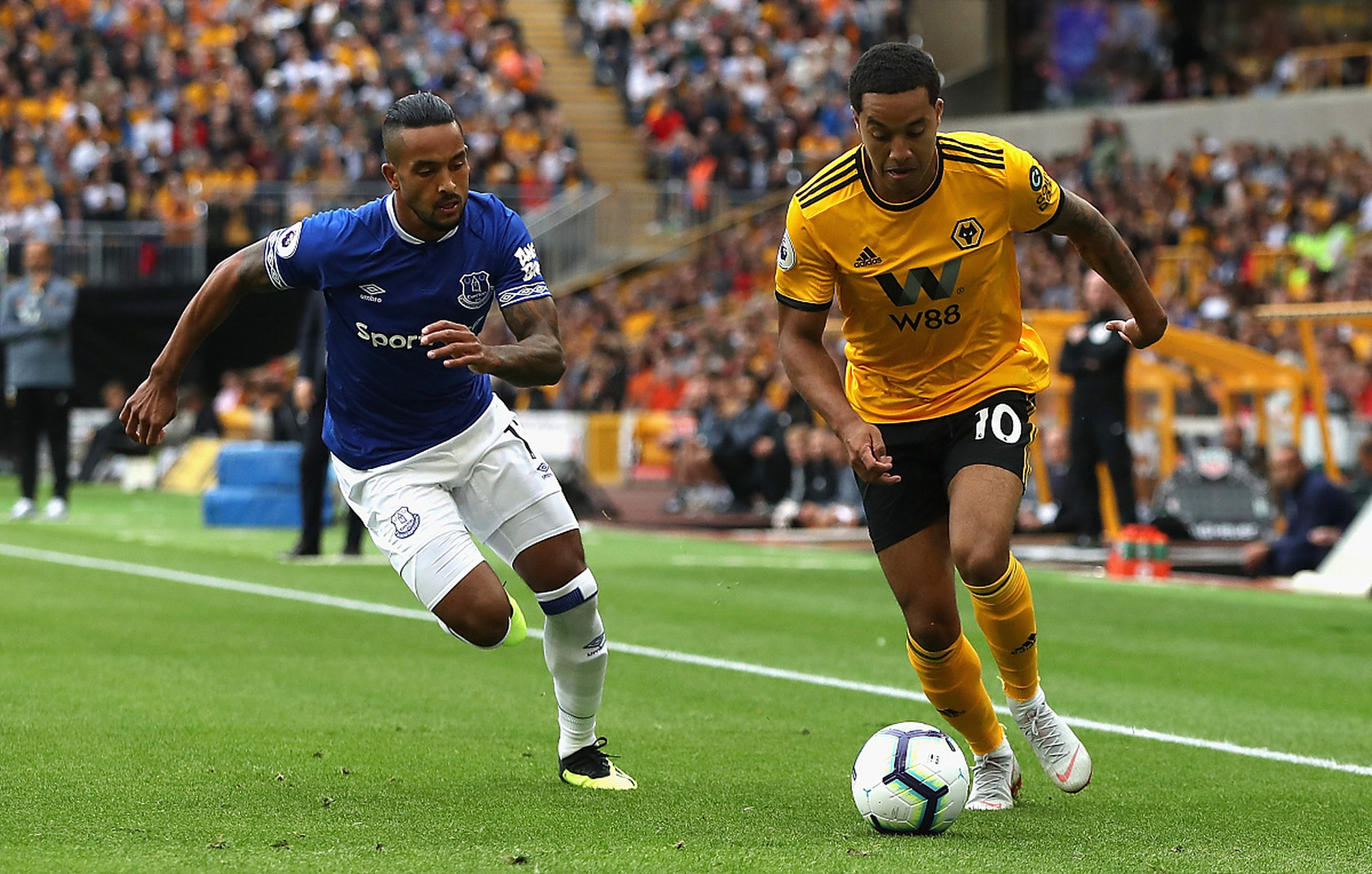 包含埃弗顿客场不敌狼队，遭受连败的词条