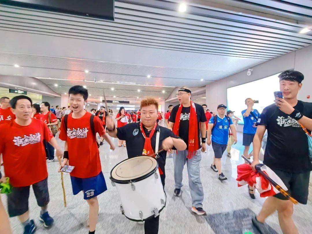 比赛中出现多个进球，现场观众尖叫不断