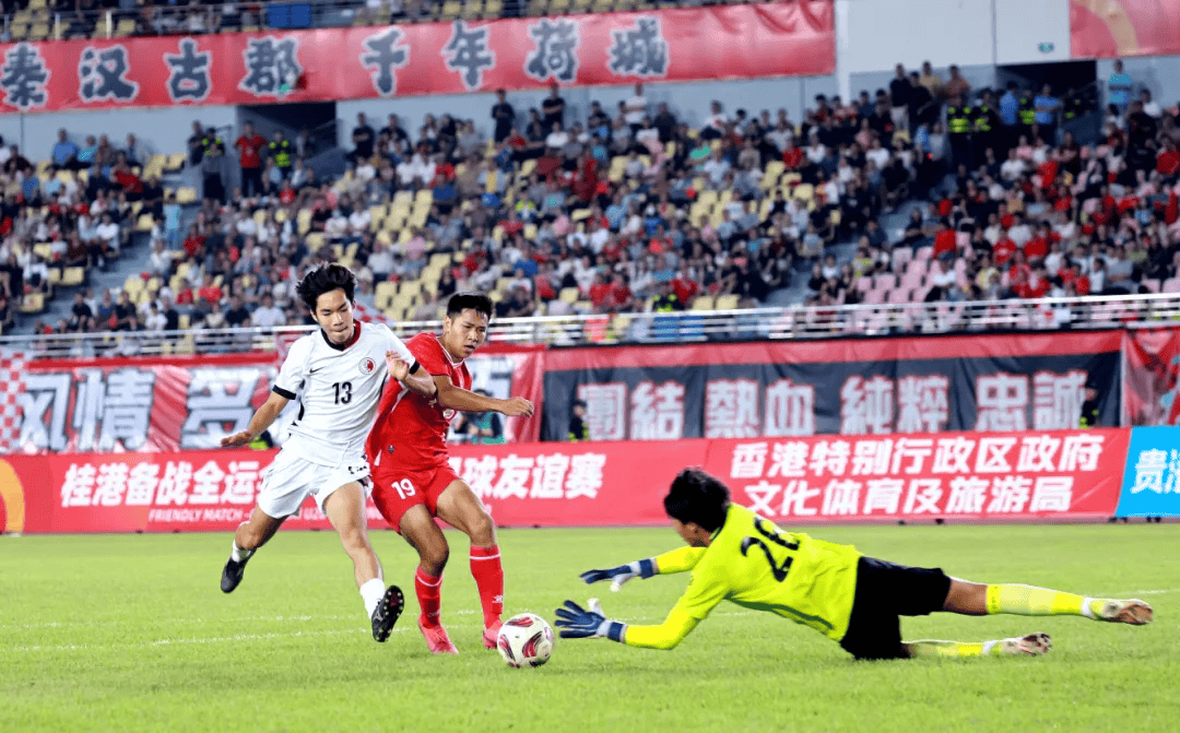 比赛中出现多个进球，现场观众尖叫不断