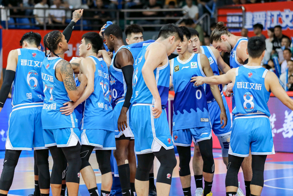 福建队在比赛中表现出色,轻松战胜对手 福建队在比赛中表现出色,轻松战胜对手