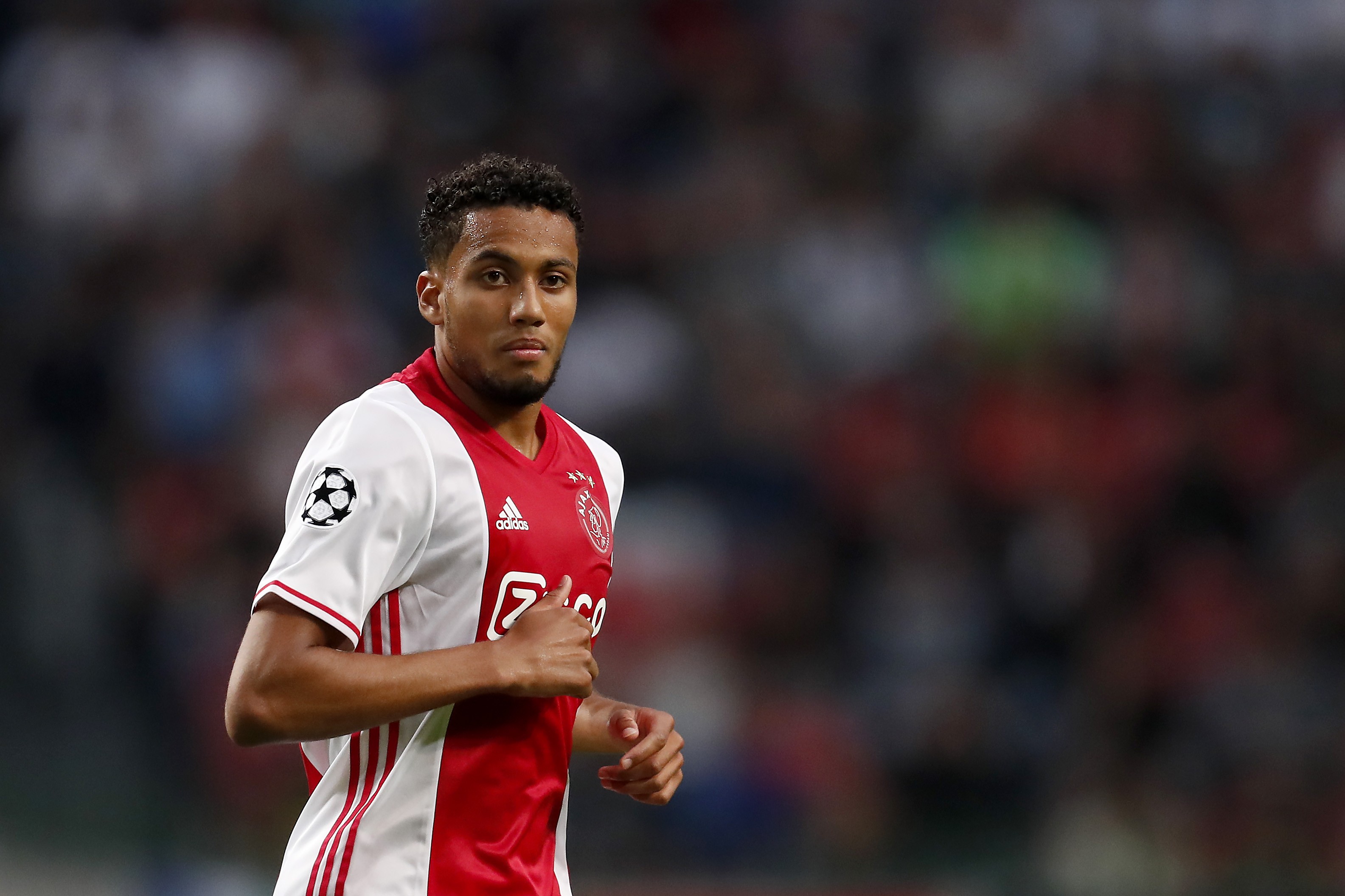 关于阿贾克斯五球血洗对手，引领小组榜首的信息