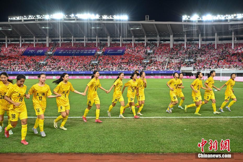 中国女足奋勇争先，夺得比赛胜利