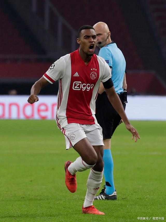 阿贾克斯击败对手，蝉联联赛冠军