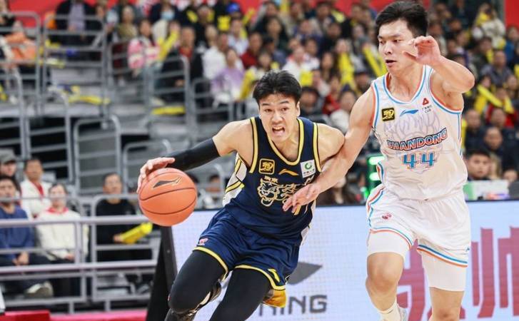 关于球员恶意犯规多次对裁判行为引发争议的信息 关于球员恶意犯规多次对裁判行为引发争议的信息