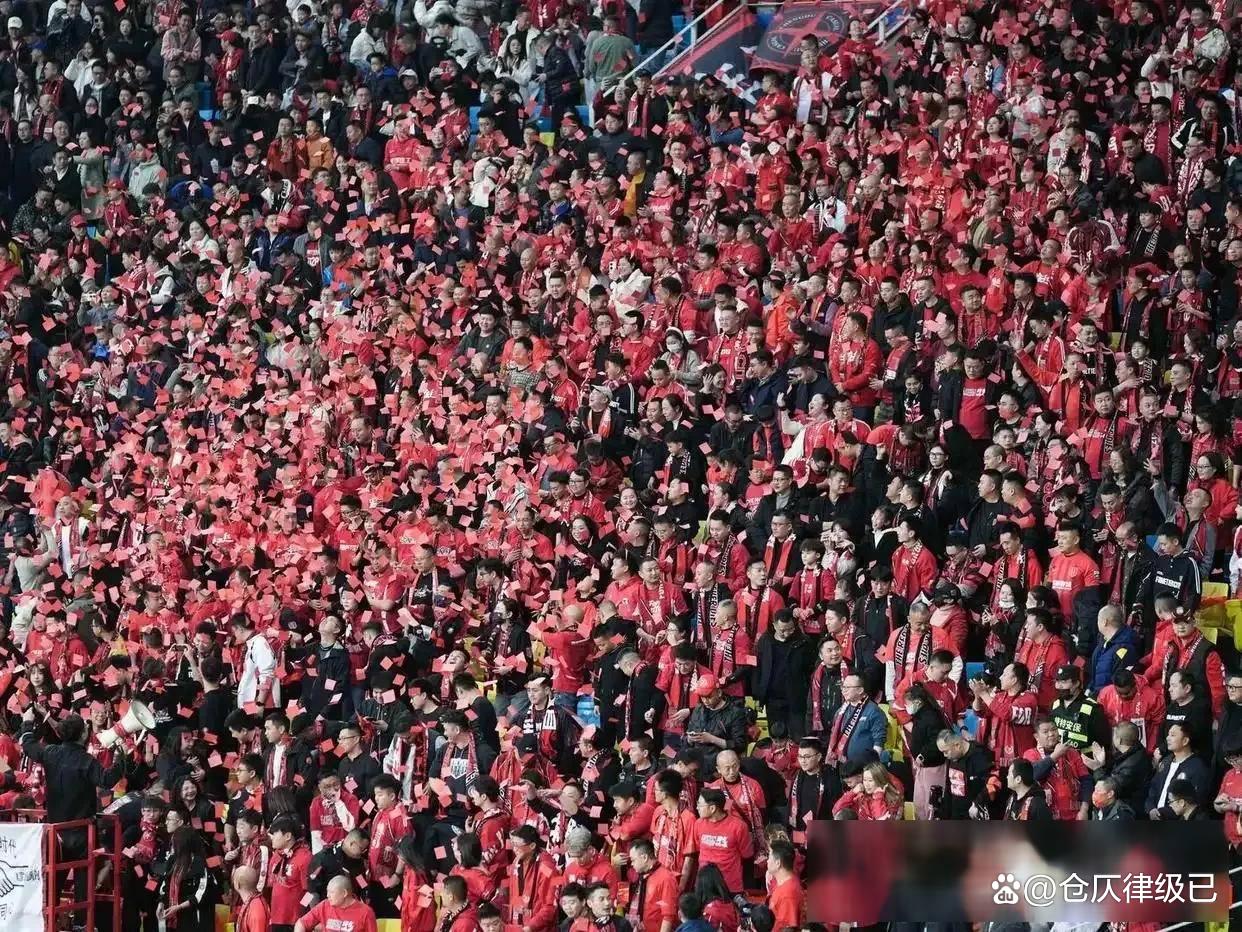 比赛现场气氛火爆,球迷热情支持 比赛现场气氛火爆,球迷热情支持