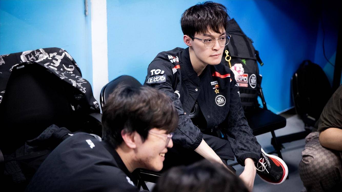 EDG横扫FLY,Caps线上压制力十足激烈交锋淘汰赛,让粉丝疯狂欢呼 EDG横扫FLY,Caps线上压制力十足激烈交锋淘汰赛,让粉丝疯狂欢呼