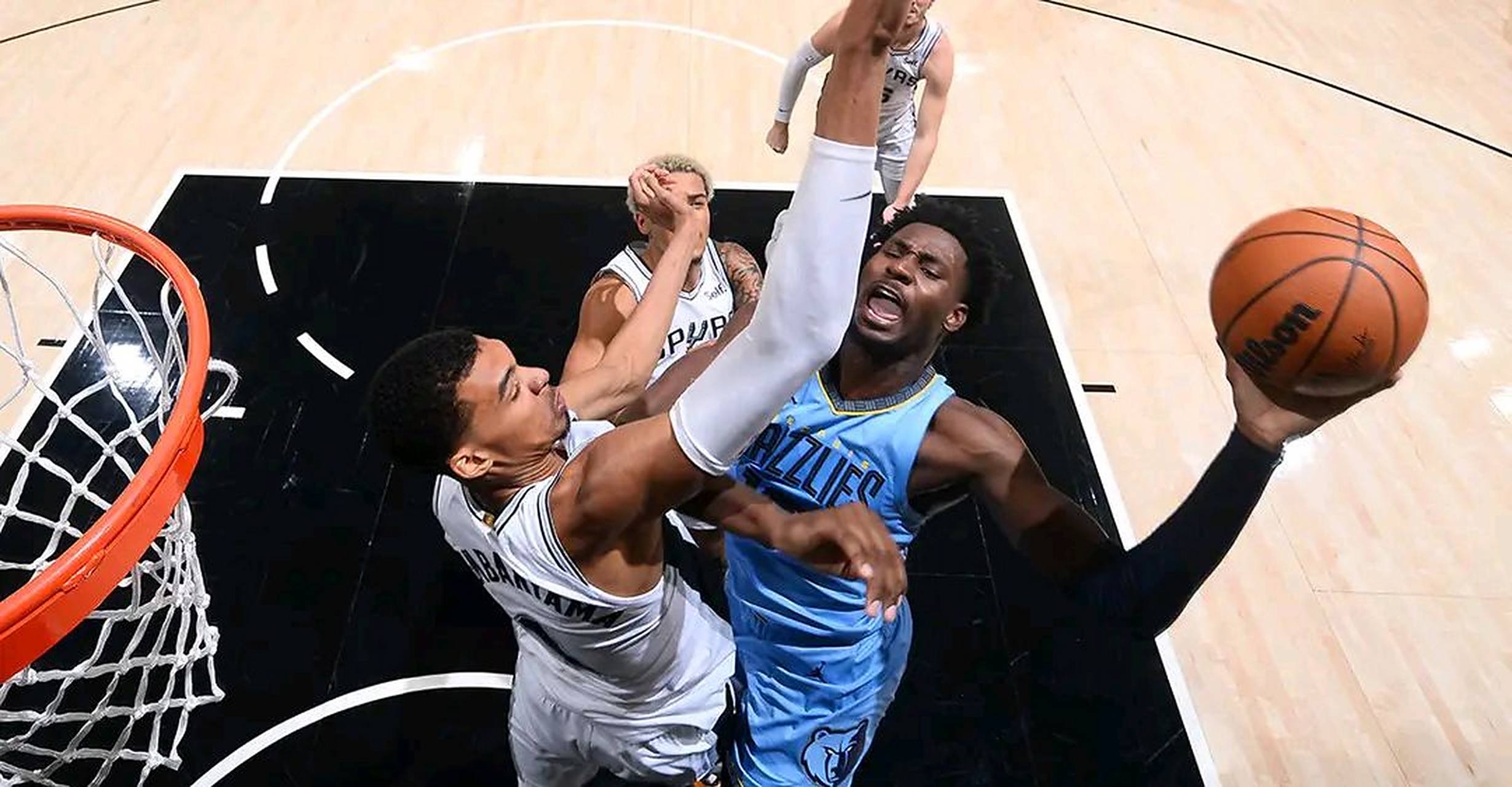 尼克斯击败黄蜂,获得胜利 尼克斯击败黄蜂,获得胜利