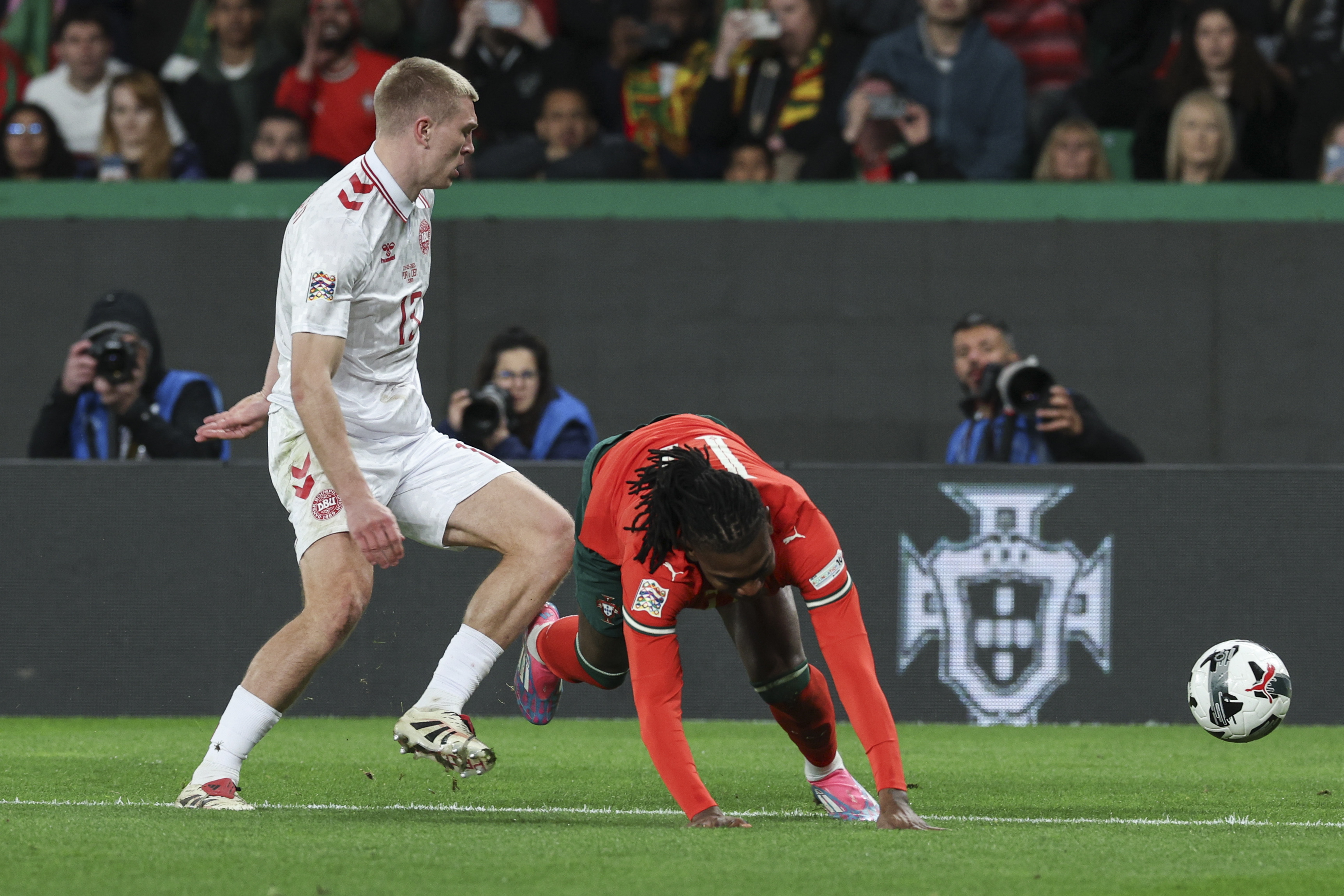 欧洲杯:葡萄牙队遗憾出局 欧洲杯:葡萄牙队遗憾出局