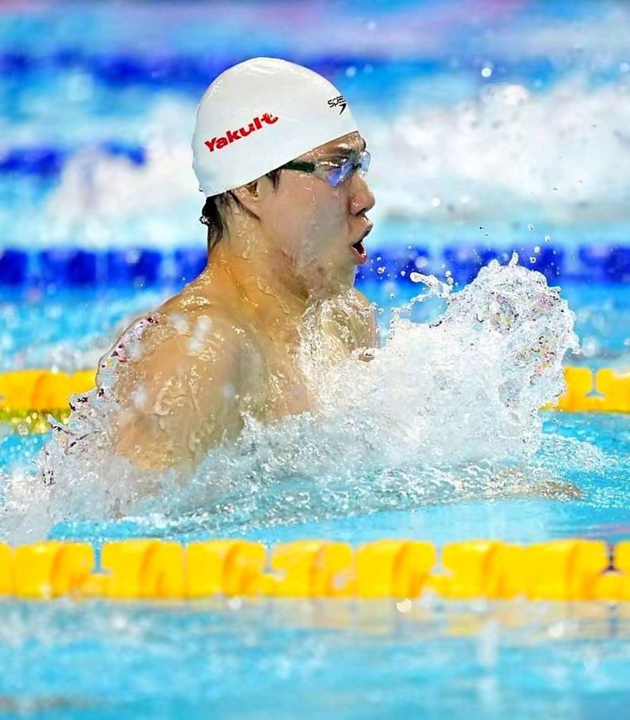 游泳决赛现场：选手千钧一发争夺桂冠