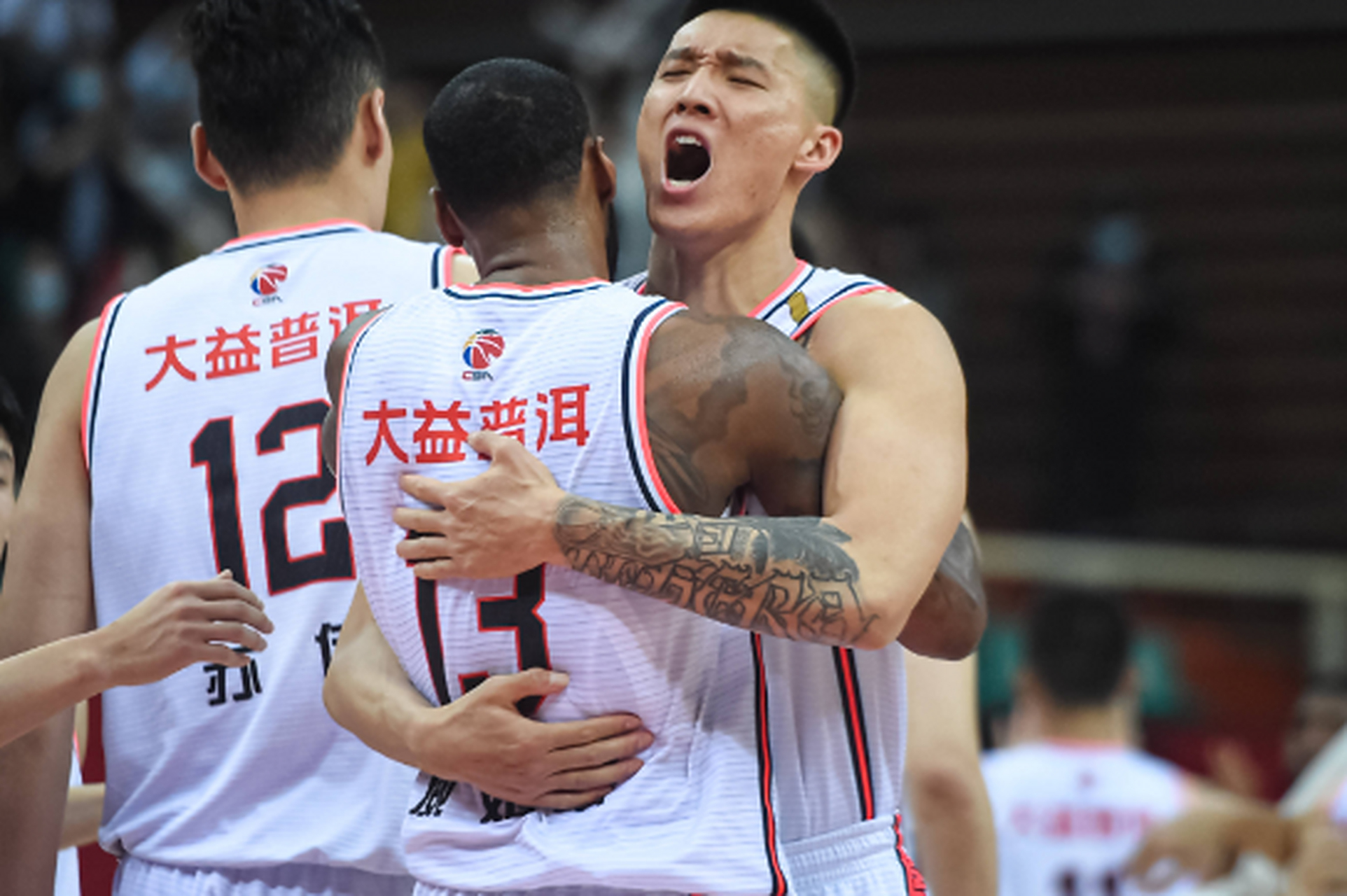 广东宏远队大胜，晋级半决赛