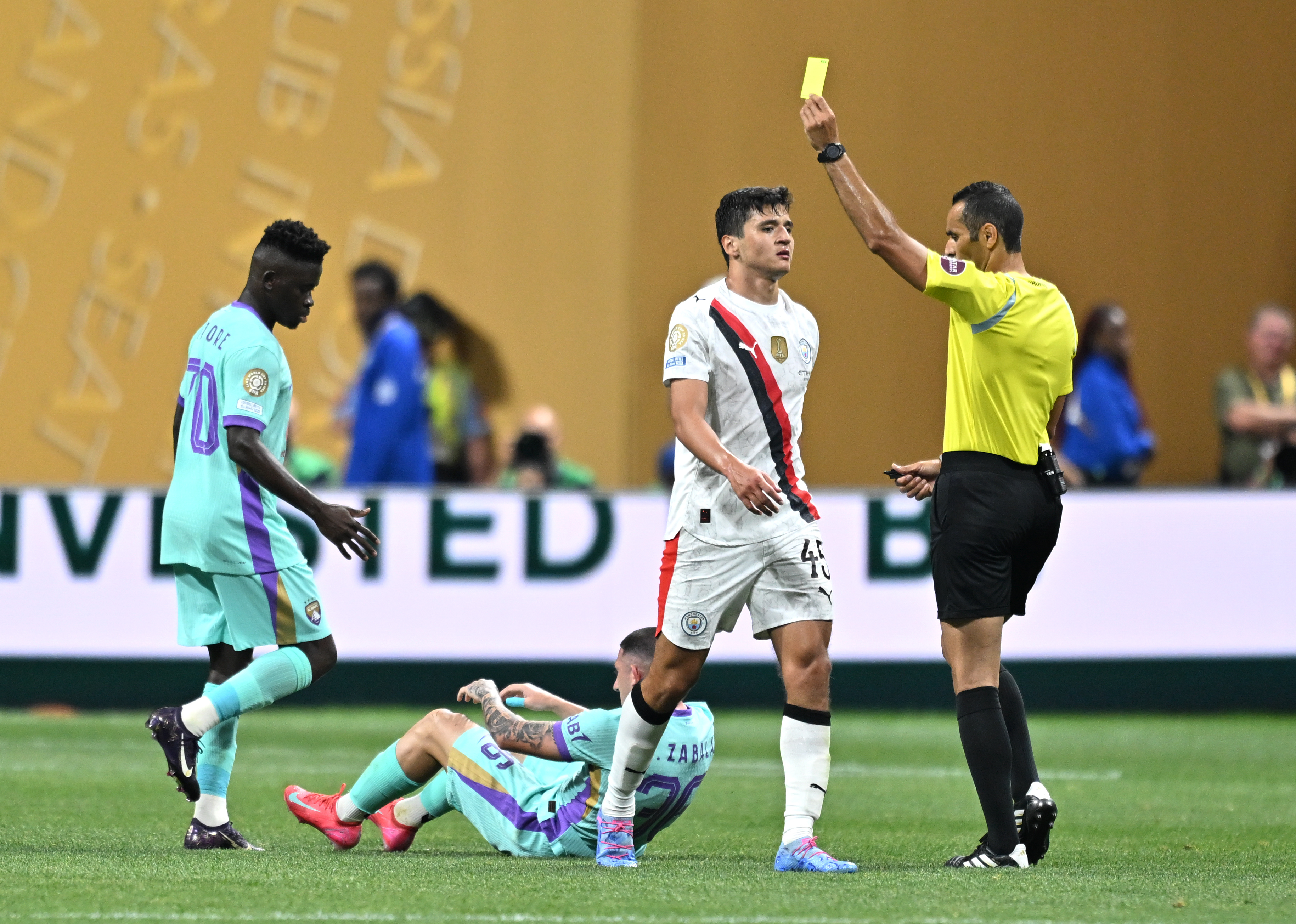 纷争不断!足球比赛引发热议的简单介绍 纷争不断!足球比赛引发热议的简单介绍