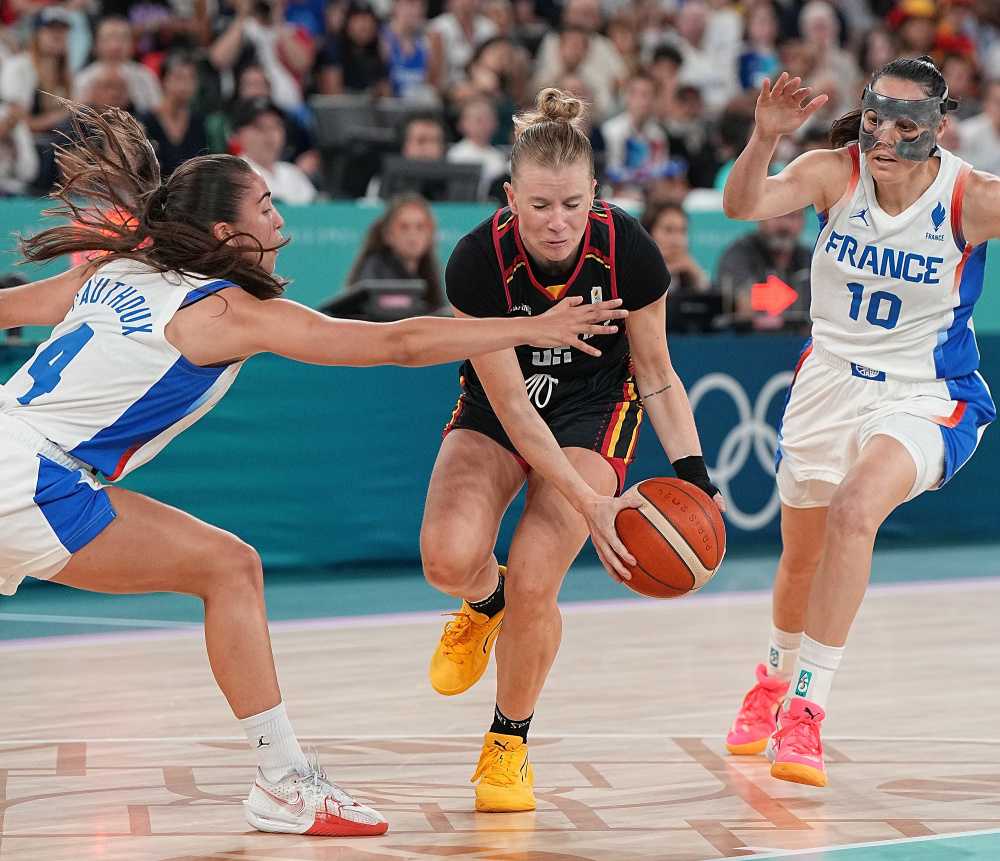 法国女篮赢得对阵美国队的激烈比赛 法国女篮赢得对阵美国队的激烈比赛