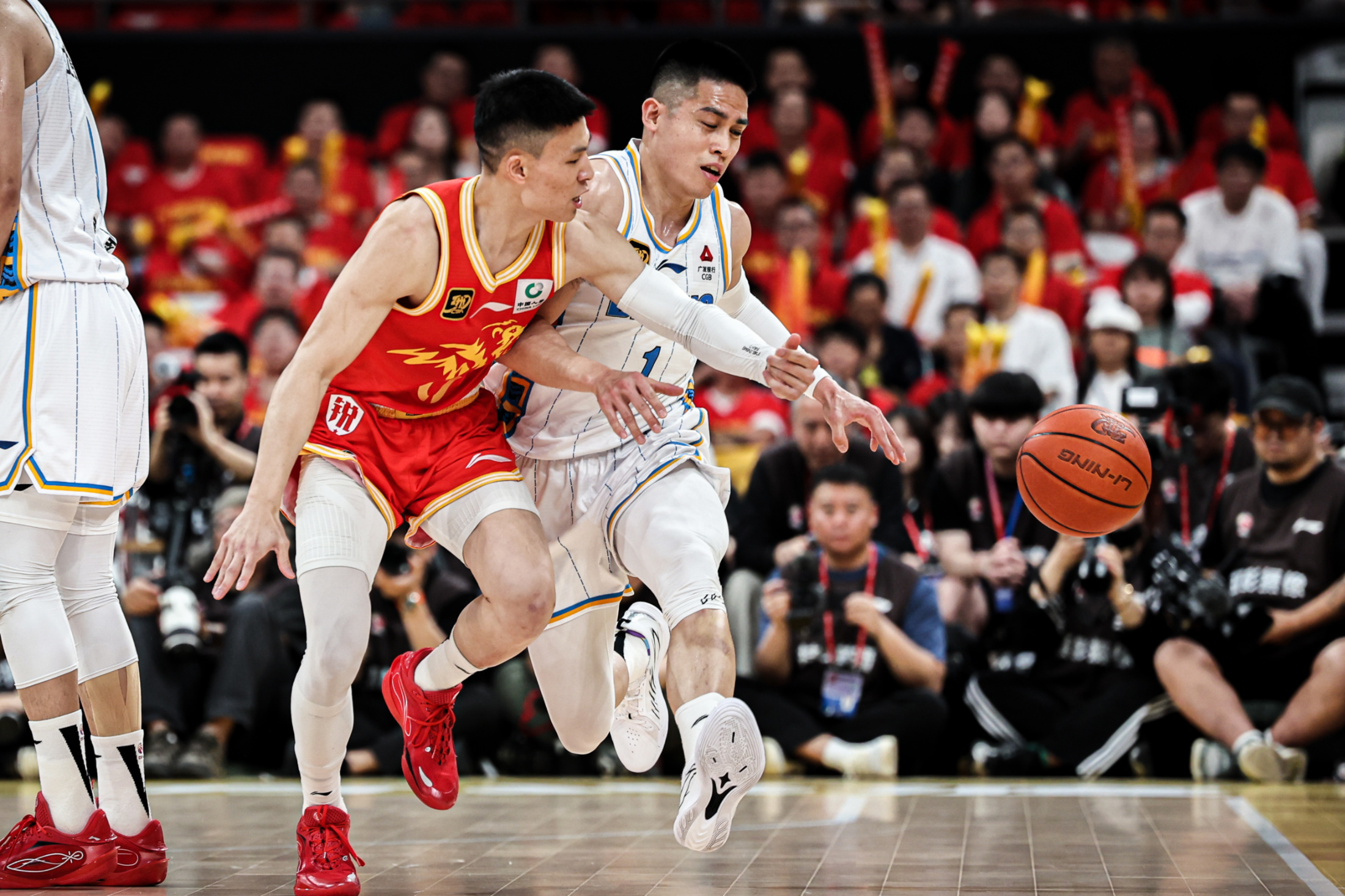 爱游戏娱乐-球队团结一致，全面战胜对手取得胜利