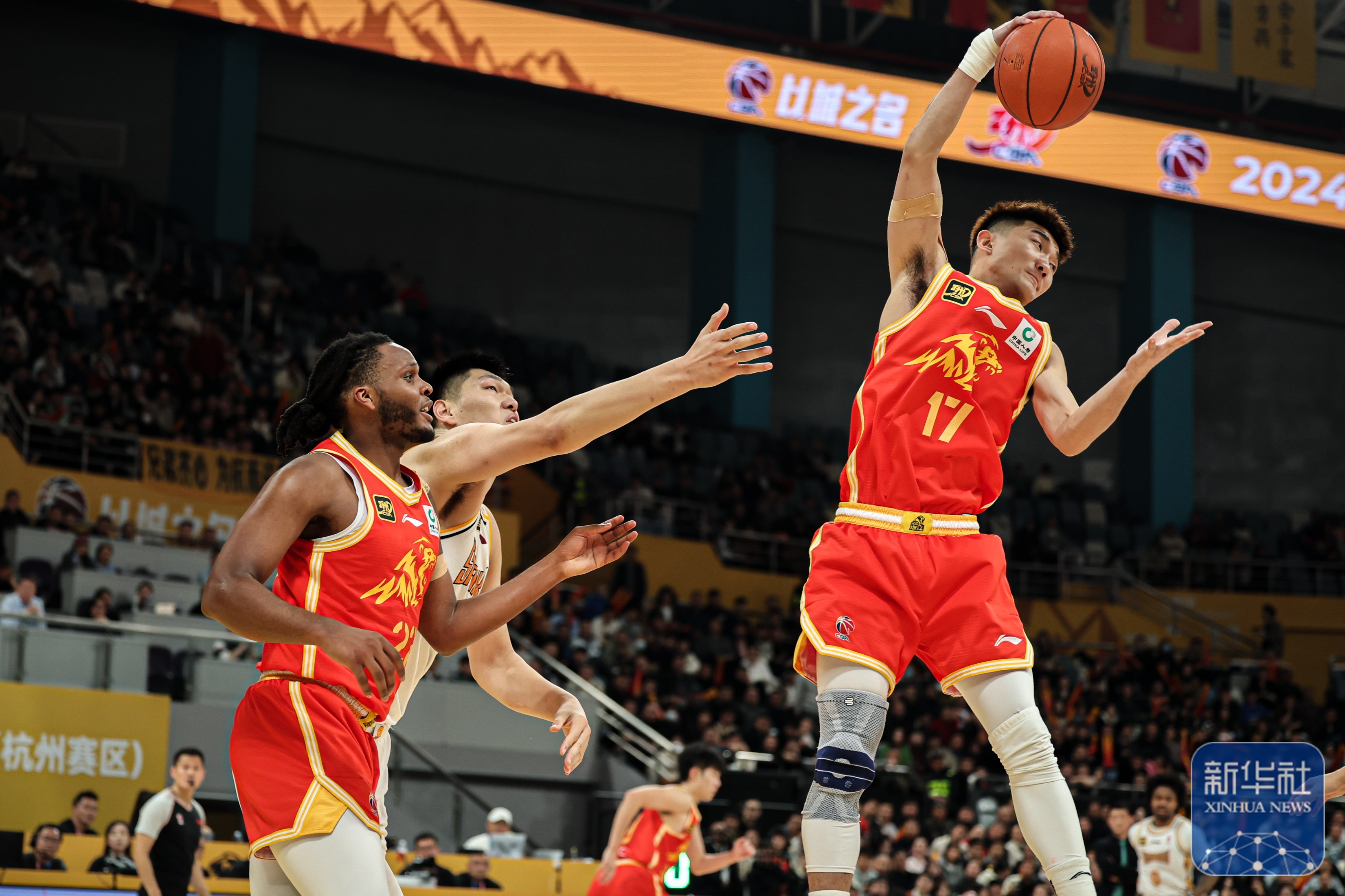 湖人横扫天津队,孙铭徽点燃赛场 湖人横扫天津队,孙铭徽点燃赛场