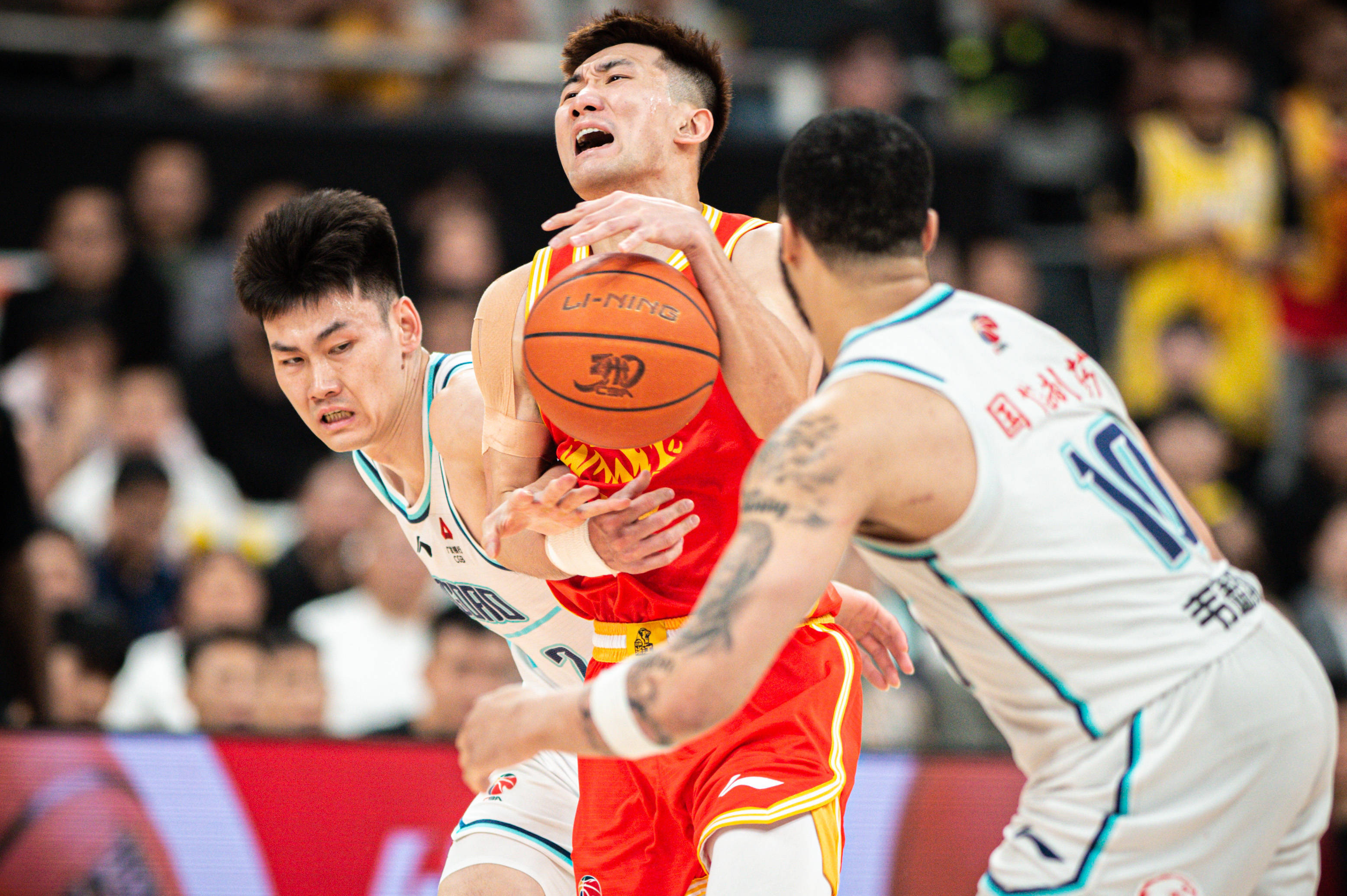 湖人横扫天津队,孙铭徽点燃赛场 湖人横扫天津队,孙铭徽点燃赛场